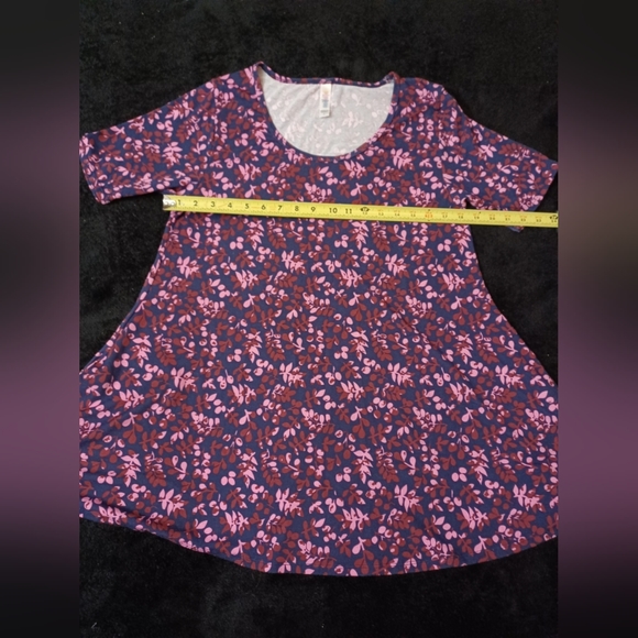 🤍 EUC LuLaRoe Irma Navy & Pink Floral Short Sleeve Tunic Size S - Picture 6 of 6